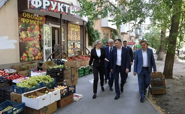 Юрий Слюсарь на стихийных рынках. Фото пресс-службы губернатора Ростовской области