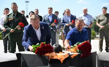 Александр Ищенко (слева) и Александр Бельский возлагают цветы к вечному огню. Фото Анатолия Карбинова