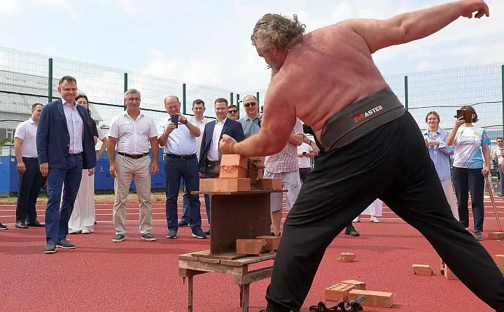 Юрий Слюсарь на спортивном празднике. Фото donland.ru
