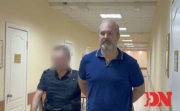 Виталия Кушнарёва ведут в  зал судебного заседания. Фото donnews.ru