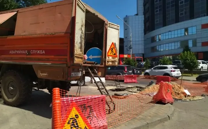Работа аварийной бригады в Ростове. Фото donnews.ru