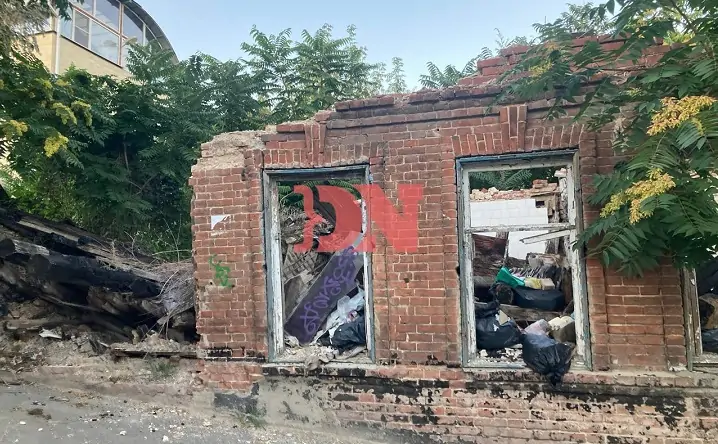 Разрушенный дом на Театральном спуске. Фото: donnews.ru