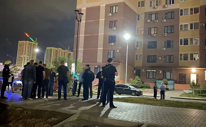 Обстановка возле жилого дома в Левенцовке ночью. Фото donnews.ru