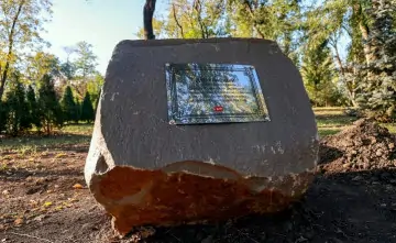 Памятный камень. Фото пресс-службы СКЖД