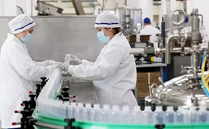 Производство косметики. Фото Артёма Коротаева, ТАСС