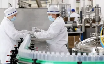 Производство косметики. Фото Артёма Коротаева, ТАСС