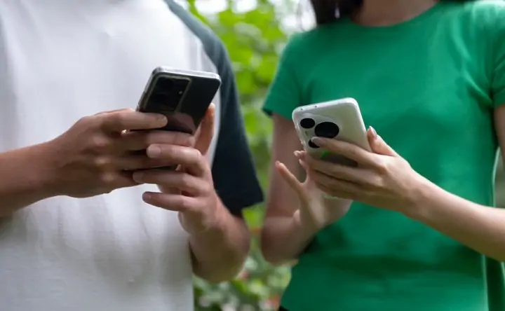 Пара со смартфонами. Фото предоставлено пресс-службой ПАО «МегаФон»