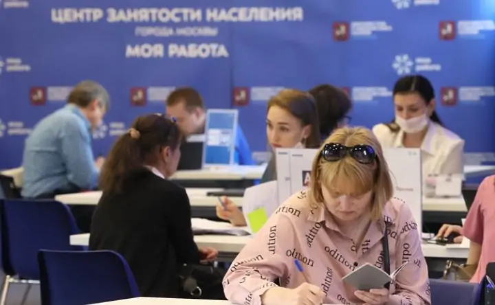 Поиск работы. Фото Михаила Метцеля, ТАСС