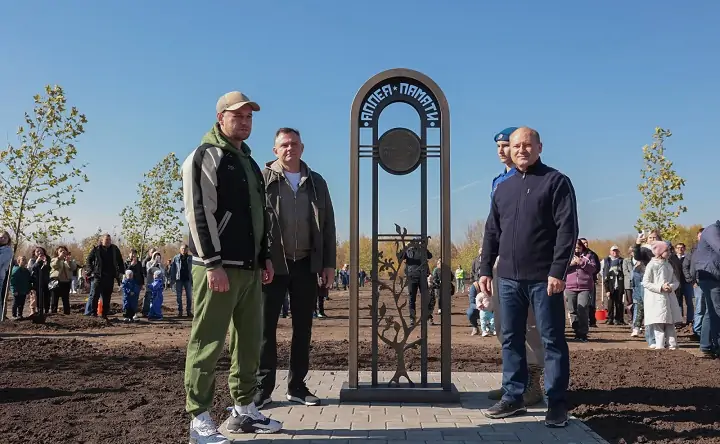 Открытие Аллеи памяти в парке 80-летия Победы. Фото пресс-службы губернатора Ростовской области