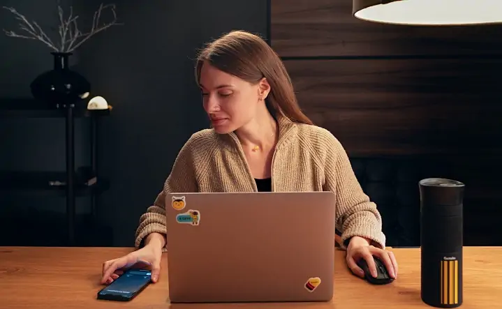 Девушка с ноутбуком. Фото пресс-службы Билайн