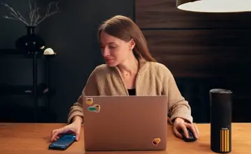 Девушка с ноутбуком. Фото пресс-службы Билайн