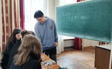 Урок китайского. Фото Елены Валуйсковой