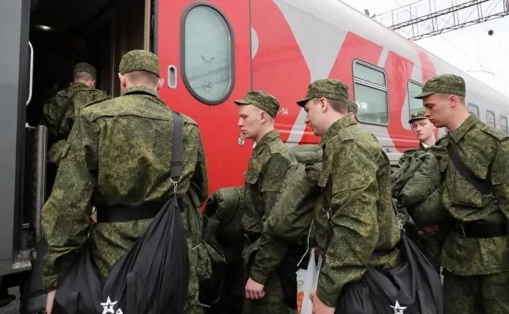 Срочники садятся в поезд. Фото военного комиссариата Ростовской области
