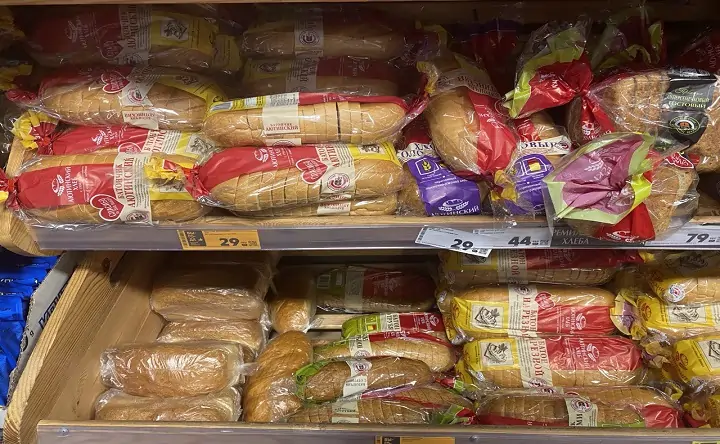 Хлеб на полках в магазине. Фото donnews.ru