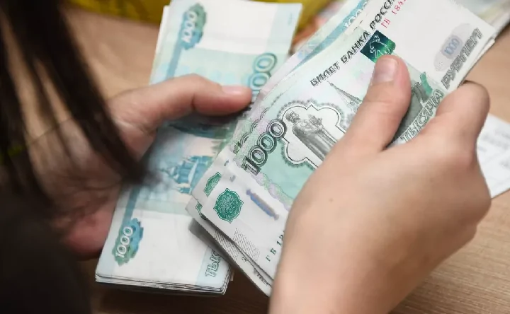 Деньги. Фото Евгения Епанчинцева, РИА Новости