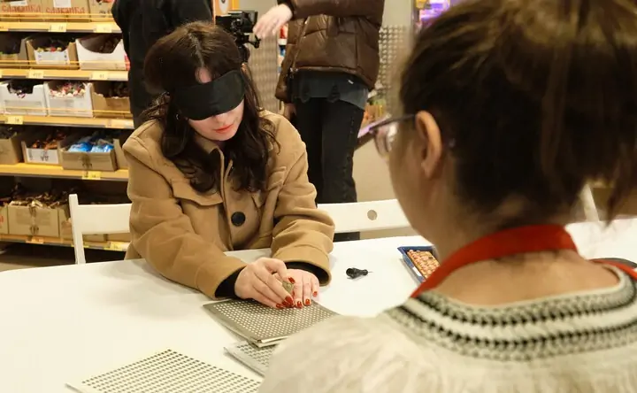Знакомство с азбукой Брайля. Фото предоставлено организаторами