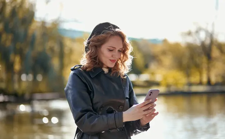 Девушка со смартфоном. Фото предоставлено пресс-службой ПАО «МегаФон»