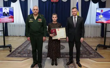 Юрий Слюсарь и Владимир Кочетков на награждении. Фото пресс-службы губернатора