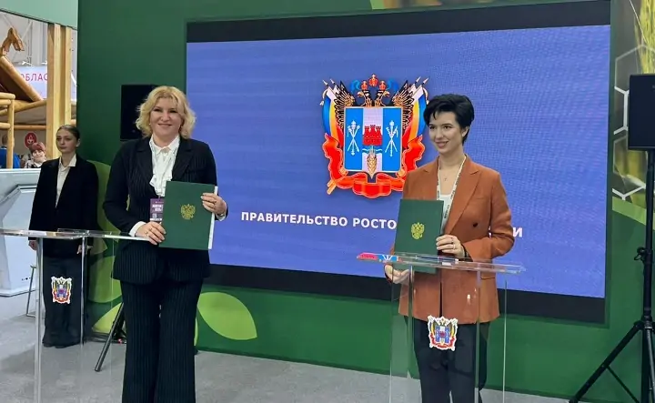 Анна Касьяненко (справа) и Елена Саратцева (слева). Фото с официального сайта правительства Ростовской области