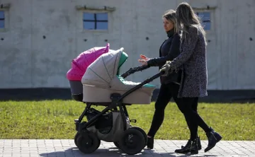 Мамы с колясками. Фото Артёма Геодакяна, ТАСС