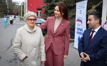 Лидия Новосельцева (в центре) с участницей профосмотра. Фото пресс-службы гордумы Ростова