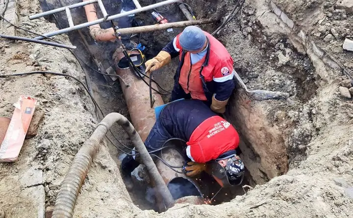 Ремонт на теплотрассе. Фото Александра Скрябина