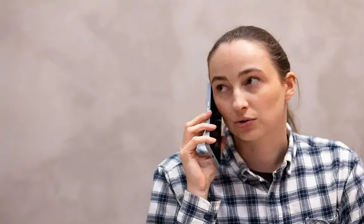 Девушка со смартфоном. Фото предоставлено пресс-службой ПАО «МегаФон»