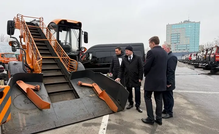 Александр Скрябин на одном из предприятий в Минске. Фото из telegram-канала главы Ростова