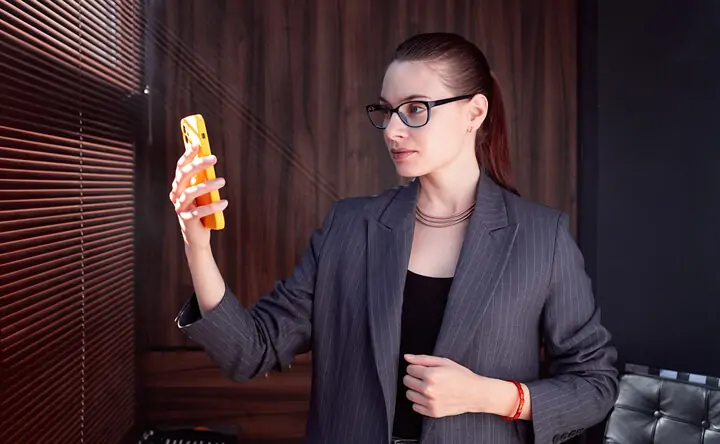 Девушка со смартфоном. Фото пресс-службы Билайн