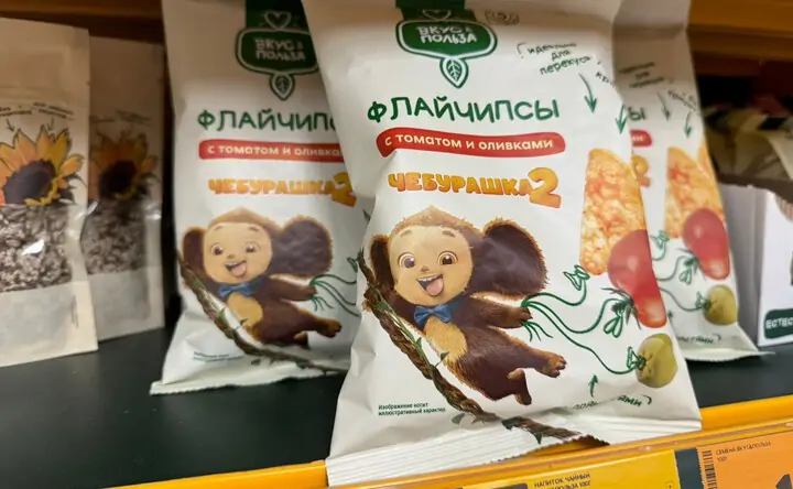 Снеки с Чебурашкой на упаковке. Фото торговой сети «Пятёрочка»