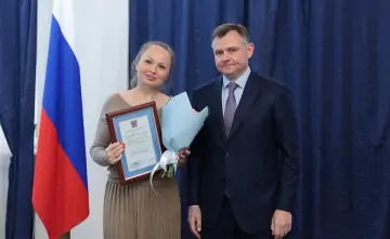 Юрий Слюсарь вручил почётные дипломы. Фото пресс-службы губернатора Ростовской области