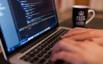 Работа за ноутбуком. Фото pxhere.com