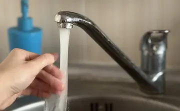 Вода из крана. Фото donnews.ru