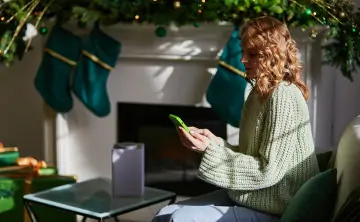 Девушка со смартфоном. Фото предоставлено ПАО «МегаФон»