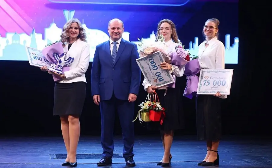 Александр Скрябин с награждёнными. Фото администрации Ростова