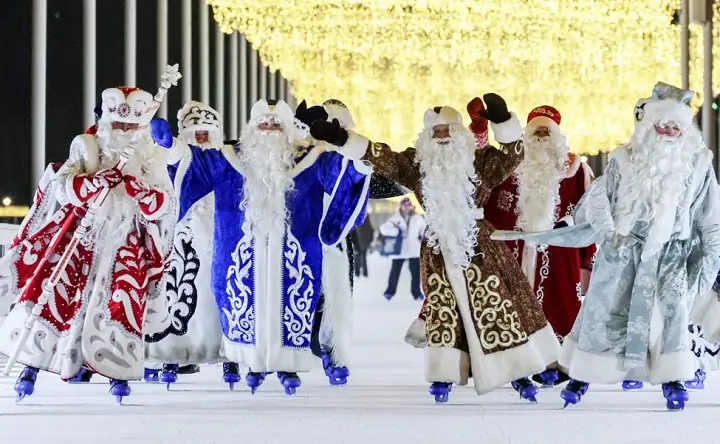 Дедушки Морозы. Фото Сергея Савостьянова, ТАСС