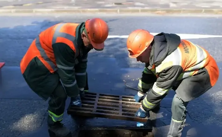 Ремонт ливневки. Фото Евгения Биятова, РИА Новости