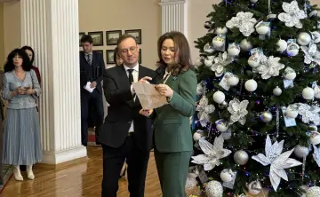 Лидия Новосельцева читает письмо. Фото donnews.ru