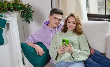 Пара со смартфонами. Фото предоставлено ПАО «МегаФон»