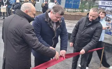 Дмитрий Устименко (в центре) перерезает красную ленточку на запуске котельной. Фото ruffnews.ru