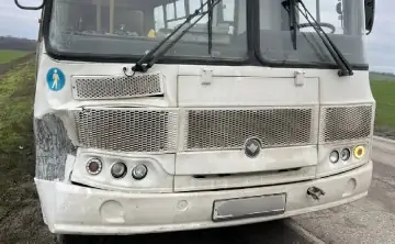 Вмятина на автобусе. Фото пресс-службы Госавтоинспекции Ростовской области