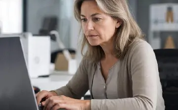 Женщина за ноутбуком. Изображение сгенерировано нейросетью Сбера Гигачат