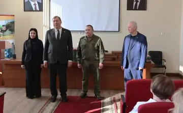 Александр Ищенко и Валерий Кокоев поздравляют врачей госпиталя. Фото Ростовского регионального отделения «Единой России»я