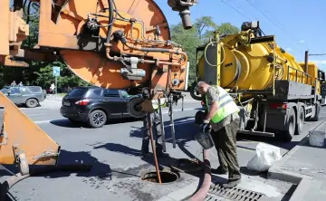 Расчистка ливневых канализаций. Фото пресс-службы городской администрации