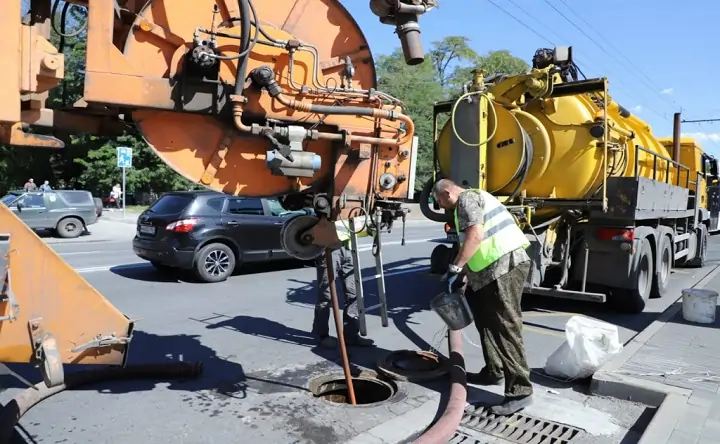 Расчистка ливневых канализаций. Фото пресс-службы городской администрации