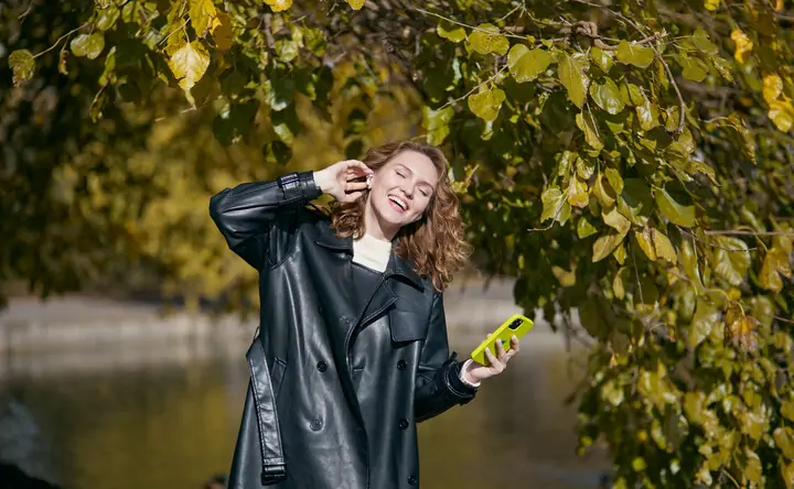 Девушка со смартфоном. Фото предоставлено ПАО «МегаФон»