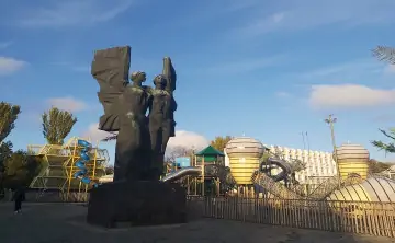 Аттракционы заполонили всю площадь Плевен. Фото donnews.ru