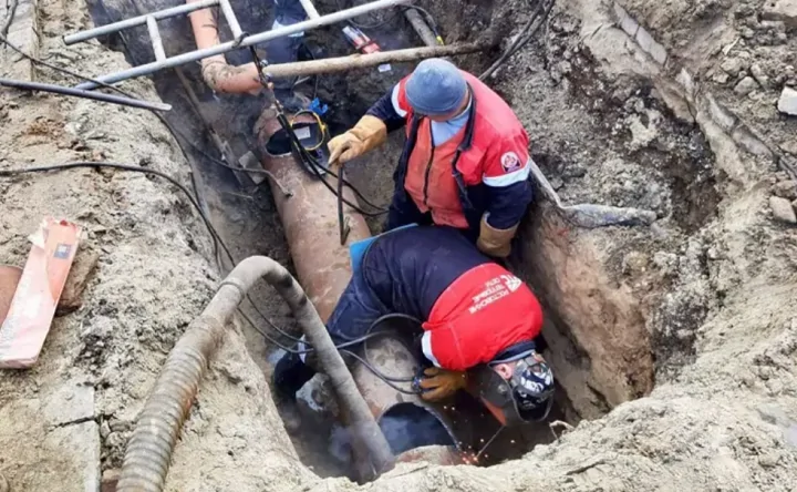 Ремонт на теплотрассе. Фото Александра Скрябина