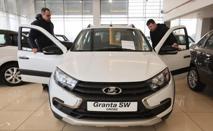 Автосалон. Фото Дмитрия Ягодкина, ТАСС