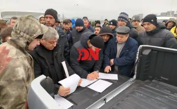 Собравшие водители грузовиков. Фото donnews.ru